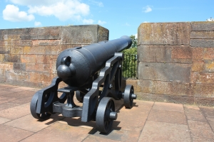 1360618_carlisle_castle_cannon.jpg